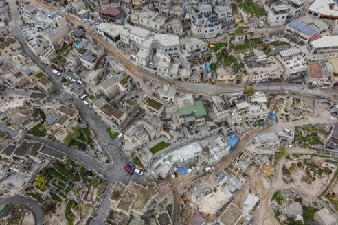 Luftaufnahme der Altstadt von Uchisar, einem kleinen Dorf in Kappadokien, Nevsehir, Türkei. - AAEF25557