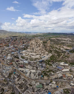 Panoramablick auf die Burg Uchisar in der Altstadt von Uchisar, die mit Höhlen und zahlreichen Tunneln durchzogen ist, Kappadokien, Nevsehir, Türkei. - AAEF25559