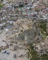 Luftaufnahme der Burg Uchisar in der Altstadt von Uchisar, die mit Höhlen und zahlreichen Tunneln durchzogen ist, Kappadokien, Nevsehir, Türkei. - AAEF25560