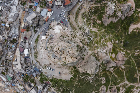 Luftaufnahme der Burg Uchisar in der Altstadt von Uchisar, die mit Höhlen und zahlreichen Tunneln durchzogen ist, Kappadokien, Nevsehir, Türkei. - AAEF25561