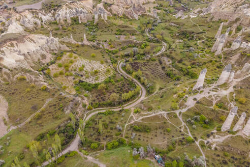 Luftaufnahme einer Felsformation im Tal der Liebe in Goreme, Kappadokien, Nevsehir, Türkei. - AAEF25565