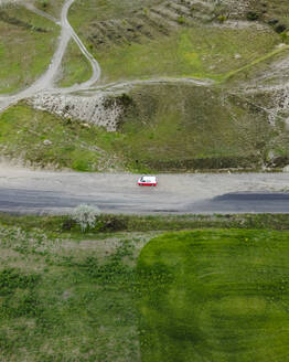 Luftaufnahme eines Wohnmobils, das durch das Tal der Liebe im Goreme-Nationalpark, Kappadokien, Nevsehir, Türkei, fährt. - AAEF25567