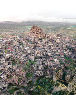 Luftaufnahme der Burg von Uchisar auf dem Gipfel der Altstadt von Uchisar bei Sonnenuntergang, Kappadokien, Nevsehir, Türkei. - AAEF25571