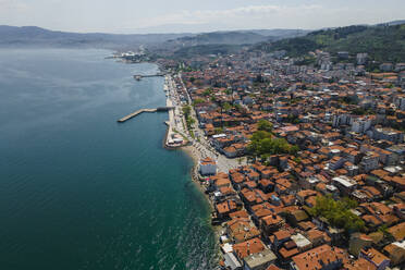 Luftaufnahme von Mudanya, einer kleinen Stadt an der Küste des Marmarameers, Bursa, Türkei. - AAEF25583