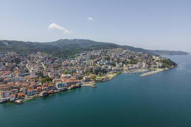 Luftaufnahme von Mudanya, einer kleinen Stadt an der Küste des Marmarameers, Bursa, Türkei. - AAEF25586