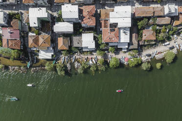 Luftaufnahme von kleinen Fischerbooten, die entlang der Seeküste in Golyazi Merkez am Ulubat-See (Ulubat Golu) in Bursa, Türkei, fahren. - AAEF25593