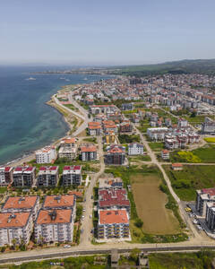 Luftaufnahme von Lapseki, einer kleinen Stadt an der Küste der Dardanellenstraße, Canakkale, Türkei. - AAEF25601