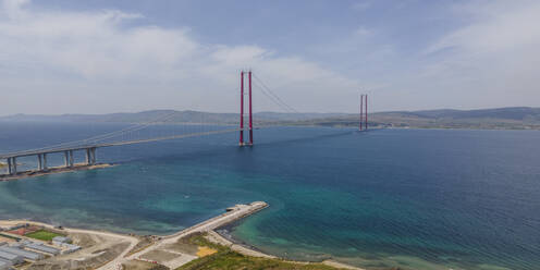Luftaufnahme der Canakkale-Brücke über die Meerenge der Dardanellen auf der Halbinsel Gallipoli, Lapseki, Türkei. - AAEF25602