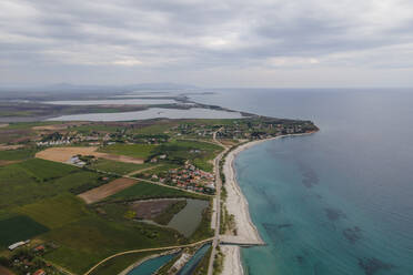 Luftaufnahme des Strandes Fanari und des Sees Limnothalassa Karats am Thrakischen Meer, Ostmazedonien und Thrakien, Griechenland. - AAEF25617