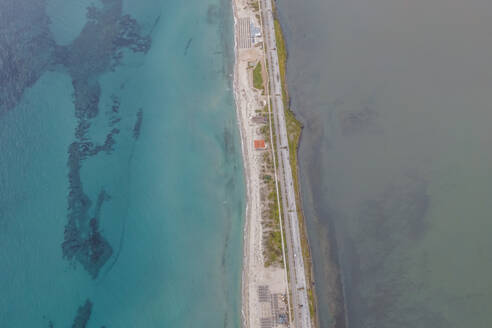 Luftaufnahme des Fanari-Strandes, eines langen Landstreifens zwischen dem Limnothalassa-Ksirolimnis-See und dem Thrakischen Meer, Ostmazedonien und Thrakien, Griechenland. - AAEF25620