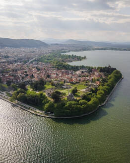 Luftaufnahme der Altstadt von Ioannina, einer kleinen Stadt am Ioannina-See, Epirus, Griechenland. - AAEF25641