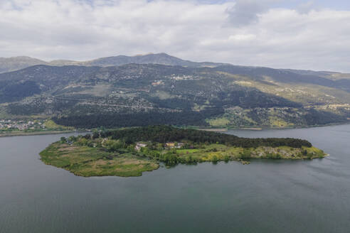 Luftaufnahme der Insel Ioannina am Ioannina-See, Region Epirus, Griechenland. - AAEF25642