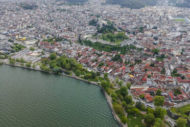 Luftaufnahme von Ioannina, einer kleinen Stadt am Ioannina-See, Epirus, Griechenland. - AAEF25646