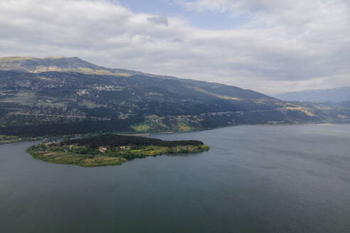 Luftaufnahme der Insel Ioannina am Ioannina-See, Region Epirus, Griechenland. - AAEF25648