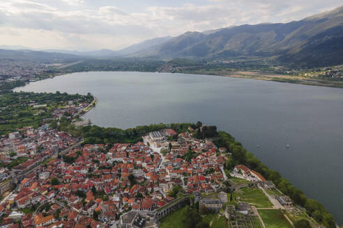 Luftaufnahme der Altstadt von Ioannina, einer kleinen Stadt am Ioannina-See, Epirus, Griechenland. - AAEF25649