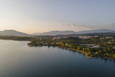 Luftaufnahme der Bucht von Igoumenitsa mit Bergen im Hintergrund am Ionischen Meer, Epirus, Griechenland. - AAEF25651