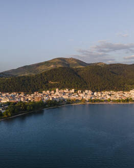 Luftaufnahme von Igoumenitsa bei Sonnenuntergang, einer kleinen Stadt am Ionischen Meer, Epirus, Griechenland. - AAEF25653