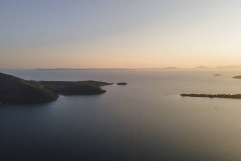 Luftaufnahme der Landzunge von Igoumenitsa bei Sonnenuntergang am Ionischen Meer mit der Insel Korfu im Hintergrund, Epirus, Griechenland. - AAEF25656