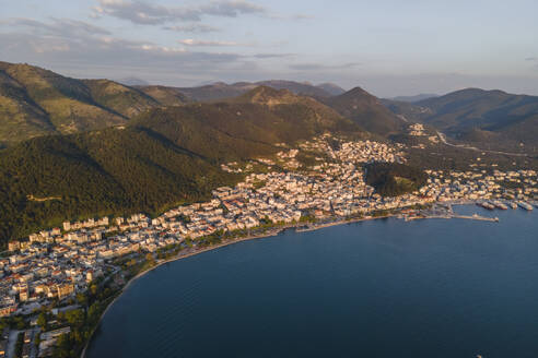 Luftaufnahme von Igoumenitsa bei Sonnenuntergang, einer kleinen Stadt am Ionischen Meer, Epirus, Griechenland. - AAEF25657