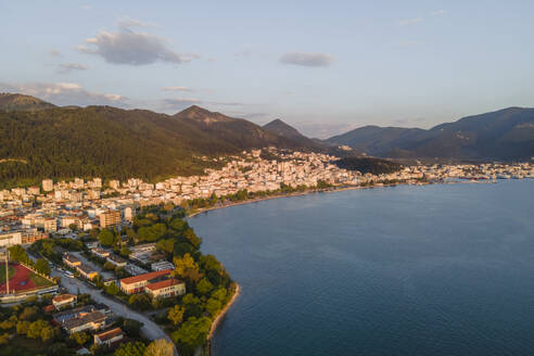 Luftaufnahme von Igoumenitsa bei Sonnenuntergang, einer kleinen Stadt am Ionischen Meer, Epirus, Griechenland. - AAEF25661
