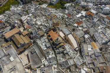 Luftaufnahme der Altstadt von Ostuni und der Kathedrale, der weißen Stadt bei Brindisi, Apulien, Italien. - AAEF25668