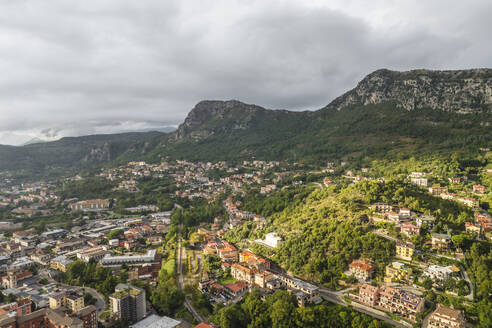 Luftaufnahme von Solofra, einer kleinen Stadt in den Bergen von Irpinia, Avellino, Italien. - AAEF25680
