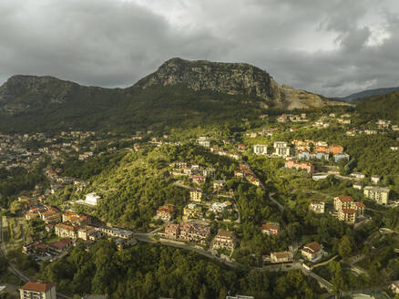 Luftaufnahme von Solofra, einer kleinen Stadt in den Bergen von Irpinia, Avellino, Italien. - AAEF25681