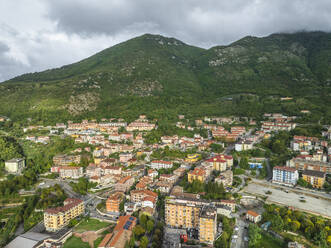 Luftaufnahme von Solofra, einer kleinen Stadt in den Bergen von Irpinia, Avellino, Italien. - AAEF25682