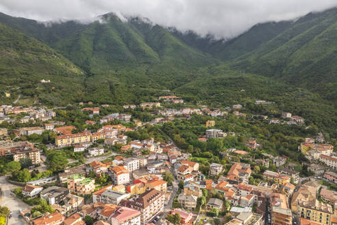 Luftaufnahme von Solofra, einer kleinen Stadt in den Bergen von Irpinia, Avellino, Italien. - AAEF25684