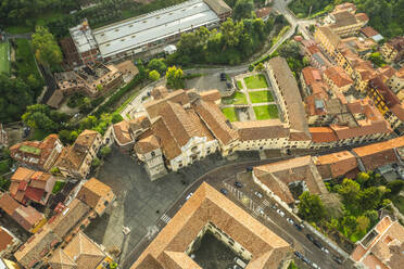 Luftaufnahme von Solofra, einer kleinen Stadt in Irpinia, Avellino, Italien. - AAEF25687