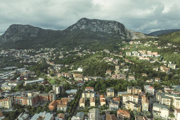 Luftaufnahme von Solofra, einer kleinen Stadt in den Bergen von Irpinia, Avellino, Italien. - AAEF25690