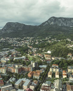 Luftaufnahme von Solofra, einer kleinen Stadt in den Bergen von Irpinia, Avellino, Italien. - AAEF25691