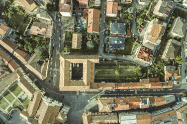 Luftaufnahme von Solofra, einer kleinen Stadt in Irpinia, Avellino, Italien. - AAEF25692