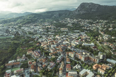 Luftaufnahme von Solofra, einer kleinen Stadt in den Bergen von Irpinia, Avellino, Italien. - AAEF25693