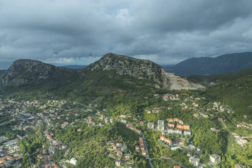 Luftaufnahme von Solofra, einer kleinen Stadt in den Bergen von Irpinia, Avellino, Italien. - AAEF25699