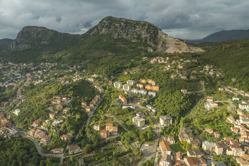Luftaufnahme von Solofra, einer kleinen Stadt in den Bergen von Irpinia, Avellino, Italien. - AAEF25700