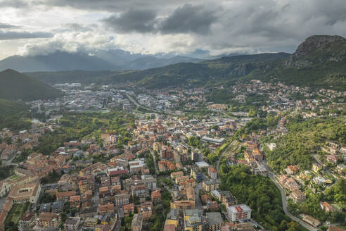 Luftaufnahme von Solofra, einer kleinen Stadt in den Bergen von Irpinia, Avellino, Italien. - AAEF25701