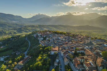 Luftaufnahme von Nusco, einer kleinen Stadt in den Bergen von Irpinia, Avellino, Italien. - AAEF25704