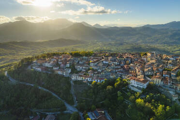 Luftaufnahme von Nusco, einer kleinen Stadt in den Bergen von Irpinia, Avellino, Italien. - AAEF25706