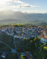 Luftaufnahme von Nusco, einer kleinen Stadt in den Bergen von Irpinia, Avellino, Italien. - AAEF25707