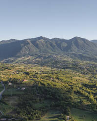 Luftaufnahme des Tals mit Natur und Berglandschaft bei Sonnenuntergang in der Nähe von Nusco in Irpinia, Avellino, Kampanien, Italien. - AAEF25709