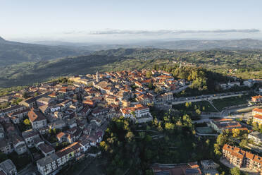 Luftaufnahme von Nusco, einer kleinen Stadt in den Bergen von Irpinia, Avellino, Italien. - AAEF25712