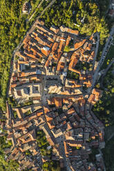 Luftaufnahme von Nusco, einer kleinen Stadt in den Bergen von Irpinia, Avellino, Italien. - AAEF25716