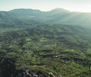 Luftaufnahme des Tals mit Natur und Berglandschaft bei Sonnenuntergang in der Nähe von Nusco in Irpinia, Avellino, Kampanien, Italien. - AAEF25717