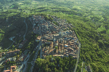 Luftaufnahme von Nusco, einer kleinen Stadt in den Bergen von Irpinia, Avellino, Italien. - AAEF25718
