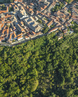 Luftaufnahme von Nusco, einer kleinen Stadt in den Bergen von Irpinia, Avellino, Italien. - AAEF25720