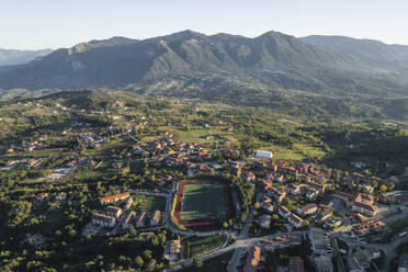 Luftaufnahme von Nusco, einer kleinen Stadt in den Bergen von Irpinia, Avellino, Italien. - AAEF25722