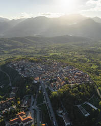 Luftaufnahme von Nusco, einer kleinen Stadt in den Bergen von Irpinia, Avellino, Italien. - AAEF25726