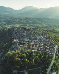 Luftaufnahme von Nusco, einer kleinen Stadt in den Bergen von Irpinia, Avellino, Italien. - AAEF25728