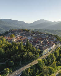 Luftaufnahme von Nusco, einer kleinen Stadt in den Bergen von Irpinia, Avellino, Italien. - AAEF25730